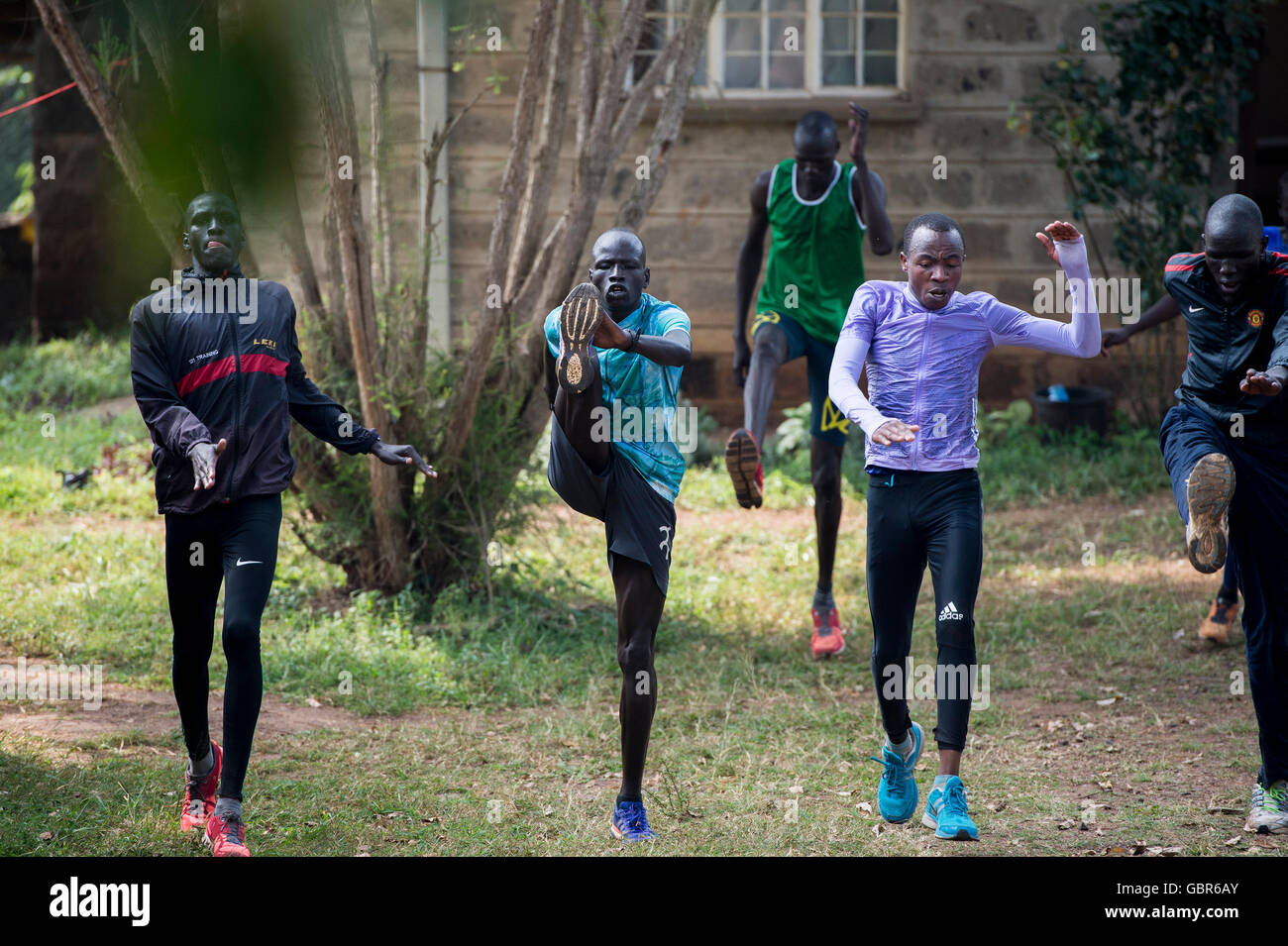 (160708)--NAIROBI, 8. Juli 2016 (Xinhua)--Süd-Sudan Flüchtling Athlet Yiech Pur Biel (2., L) Züge an einem Trainingslager in der Nähe von Nairobi, Kenia, 7. Juli 2016. Derzeit sind fünf Flüchtling Läuferinnen und Läufer aus dem Südsudan, die Olympischen Spiele 2016 in Rio De Janeiro teilnehmen werden hier ausgebildet. Zehn Flüchtlinge aus dem Süd-Sudan, Syrien, demokratische Republik Kongo und Äthiopien treten in Rio Olympischen Spielen vertreten die erste jemals Flüchtling Olympic Team (ROT), durch Krieg und soziale Unruhen weltweit vertriebenen Menschen Hoffnung geben. (Xinhua/so Ruibo) Stockfoto