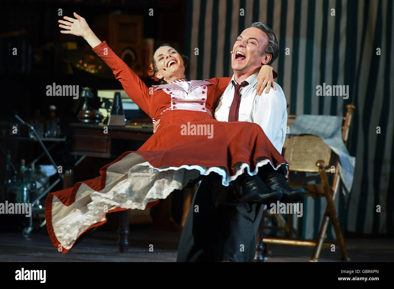 Bad Hersfeld, Deutschland. 7. Juli 2016. Actors Cusch jung (r) als Prof. Henry Higgins und Sandy Moelling als Eliza Doolittle, abgebildet auf einer Foto-Probe für das musical My Fair Lady in der Stiftsruine in Bad Hersfeld, Deutschland, 7. Juli 2016. Die Produktion unter der Regie von Cusch Jung, Premieren auf dem Bad Hersfelder Festspiele-Festival am 8. Juli. Foto: UWE ZUCCHI/DPA/Alamy Live-Nachrichten Stockfoto