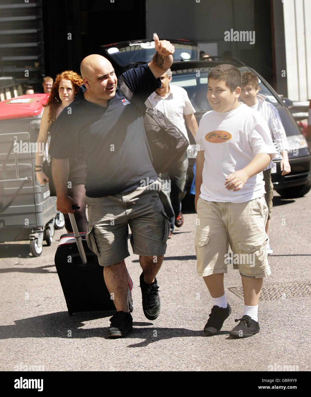 Einer der Finalisten des britischen Got Talent, Vater und Sohn Act 'Stavros Flatley' Demetrios und Lagi Demetriou Ankunft in den Fountain Studios in Wembley, Nord-London. Stockfoto