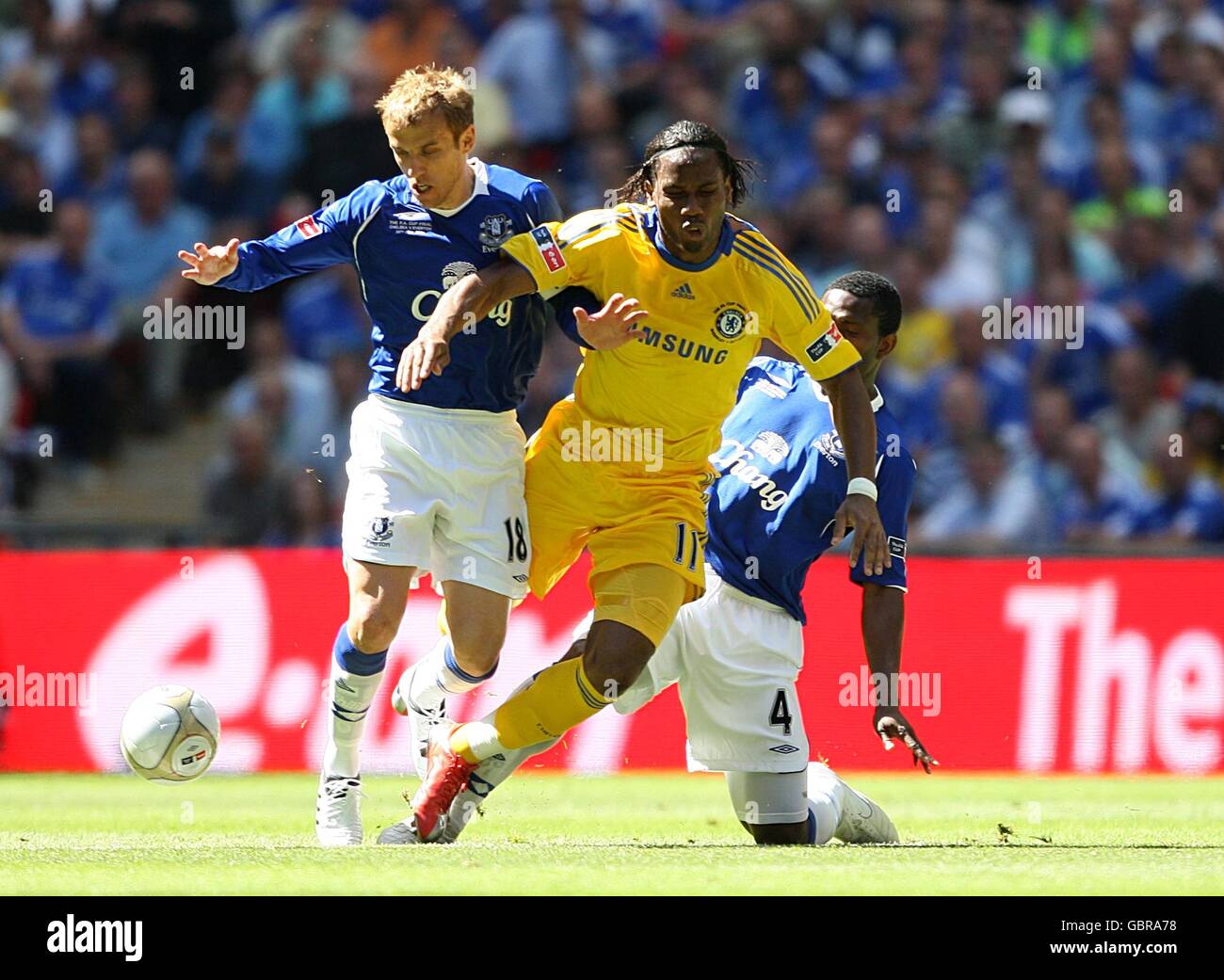 Fußball - FA Cup - Finale - Chelsea gegen Everton - Wembley Stadium. Chelseas Didier Drogba (Mitte) kämpft mit Evertons Phil Neville (links) und Joseph Yobo (rechts) um den Ball Stockfoto