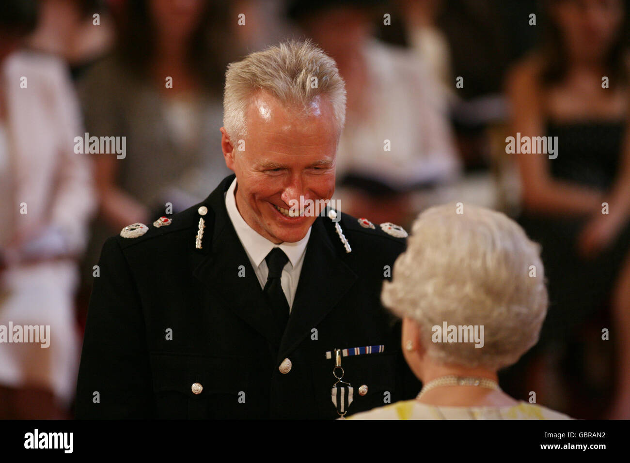 Stephen Otter, Chief Constable of Devon and Cornwall Constabulary, wird von Queen Elizabeth II. Im Buckingham Palace mit der Queen's Police Medal ausgezeichnet. Stockfoto