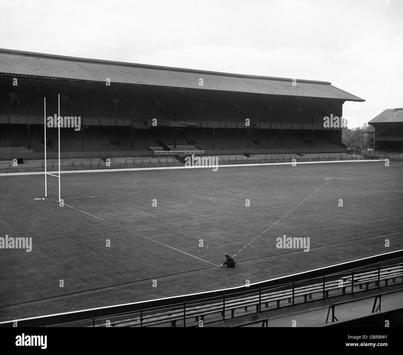 Rugby Union - Messhilfe - Twickenham. Die neue Sportplatz-Messhilfe für Rugby-Plätze, die in Twickenham eingesetzt wird. Stockfoto