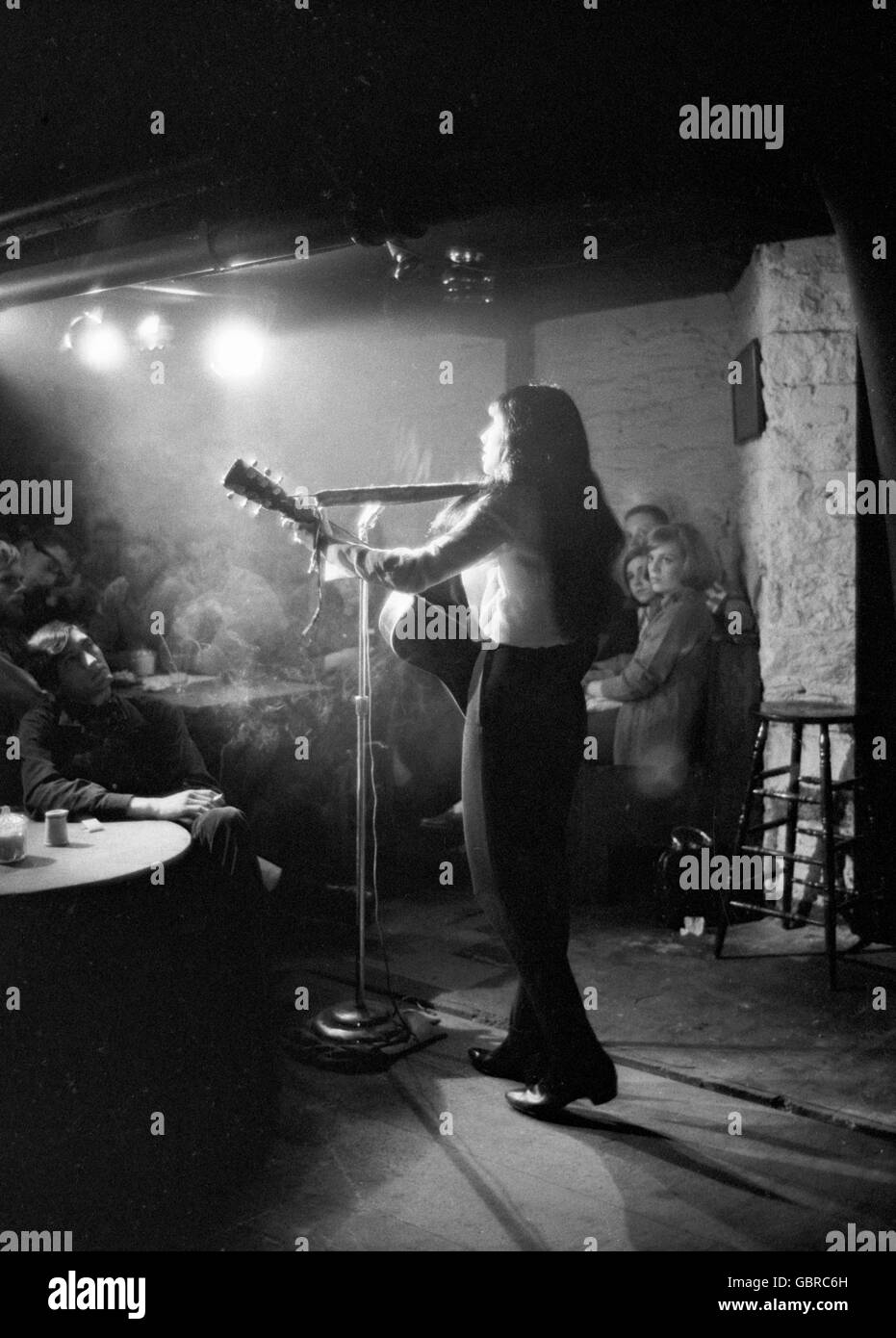 Buffy Sainte-Marie an der Gaslight Cafe, 1964 Stockfoto