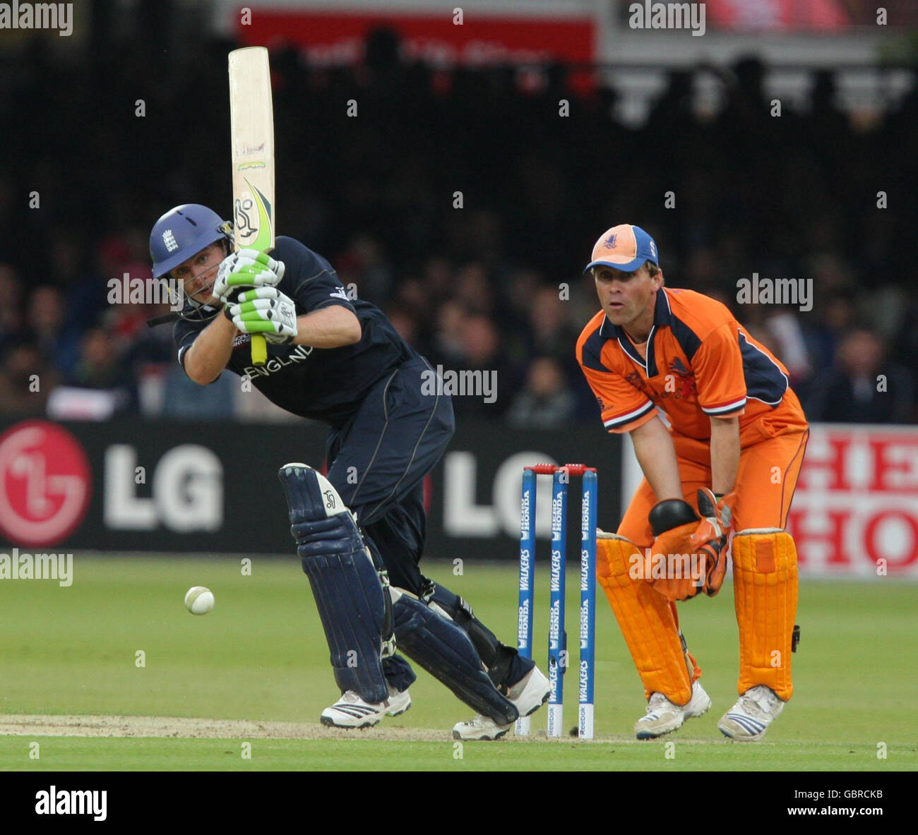 Englands Luke Wright trifft sich, während Hollands Wicketkeeper Jeroen Smits während des ICC World Twenty20-Spiels im Lord's Cricket Ground, London, zuschaut. Stockfoto