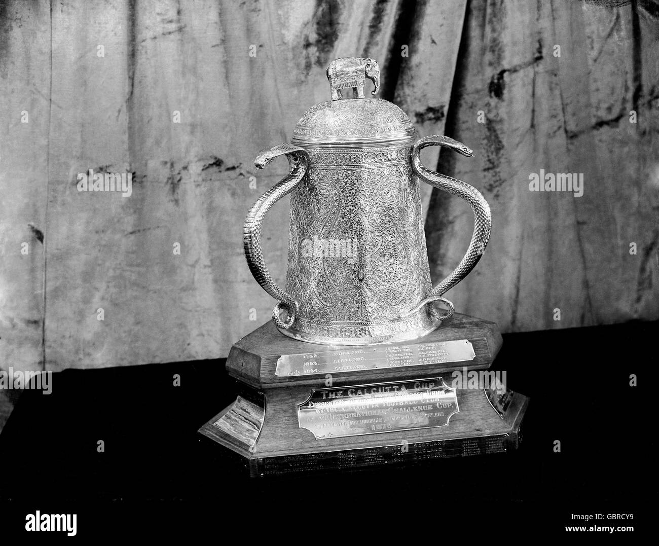 Der Calcutta Cup. Die älteste Trophäe in der Geschichte des internationalen Rugbys, die 1878 im Calcutta Rugby and Cricket Club in der Stadt, die heute als Kalkutta bekannt ist, aus Indien stammte. Die Trophäe wurde aus 13 silbernen indischen Rupien gewonnen, die nach dem Untergang des Vereins eingeschmolzen wurden. Es wurde dann an die RFU als Preis an den Gewinner der Spiele England gegen Scotlands angeboten. Das erste Spiel im Calcutta Cup fand 1879 statt. Stockfoto