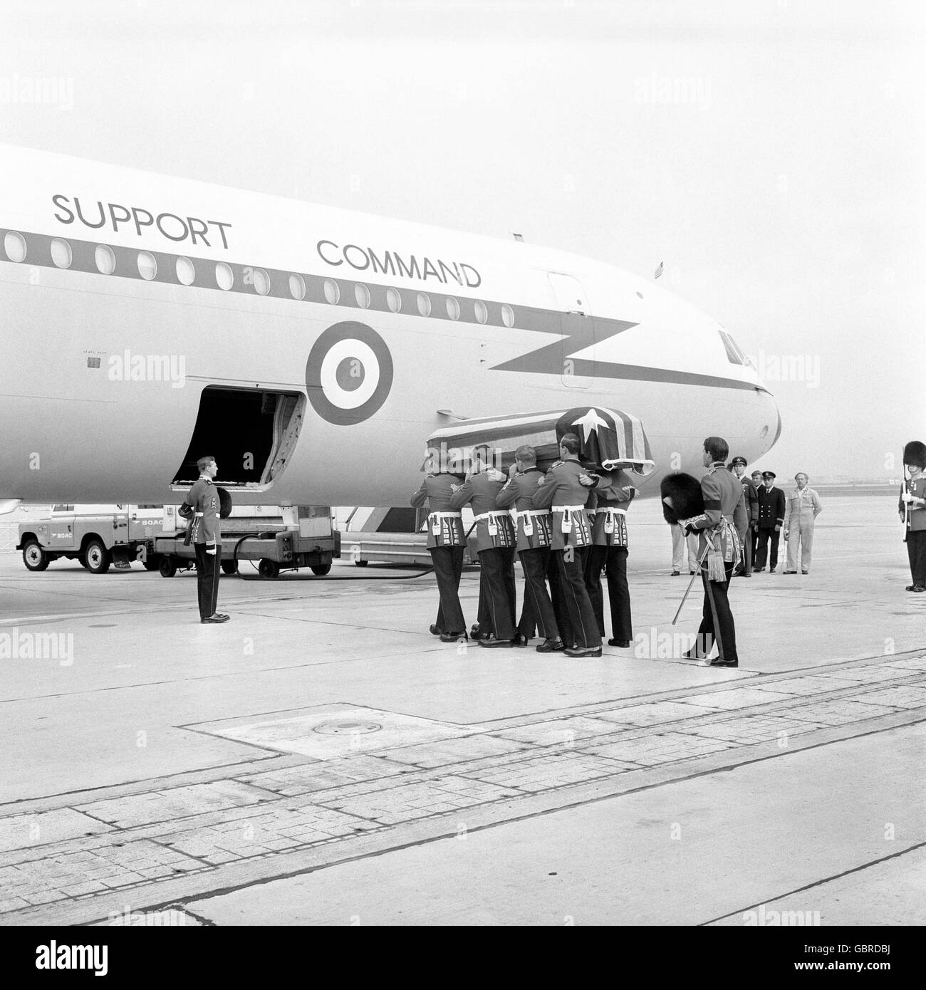 Der unter der Flagge gehüllte Sarg von Präsident William Tubman aus Liberia wird von einer Partei getragen, die vom 1. Bataillon Grenadier Guards bis zum RAF Air Command VC10 am Flughafen Heathrow führt. Stockfoto