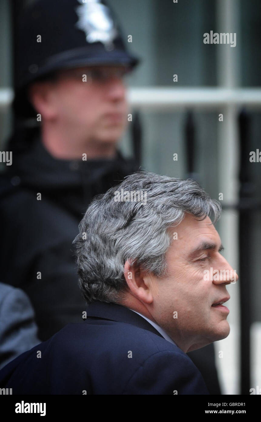 Premierminister Gordon Brown verlässt die 10 Downing Street für das Unterhaus, wo er sich mit der Parlamentarischen Labour Party in London treffen wird. Stockfoto