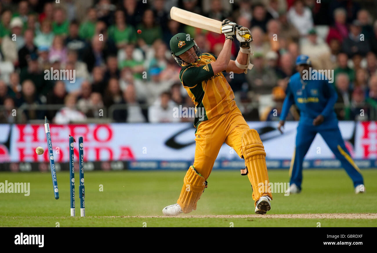 Das australische Brett Lee wird während des ICC World Twenty20-Spiels in Trent Bridge, Nottingham, von Sri Lankas Lasith Malinga gewirrt. Stockfoto