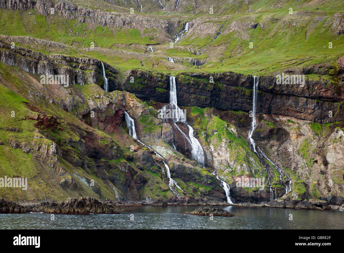 Berge und Wasserfall im Südwesten von Island, Island Stockfoto