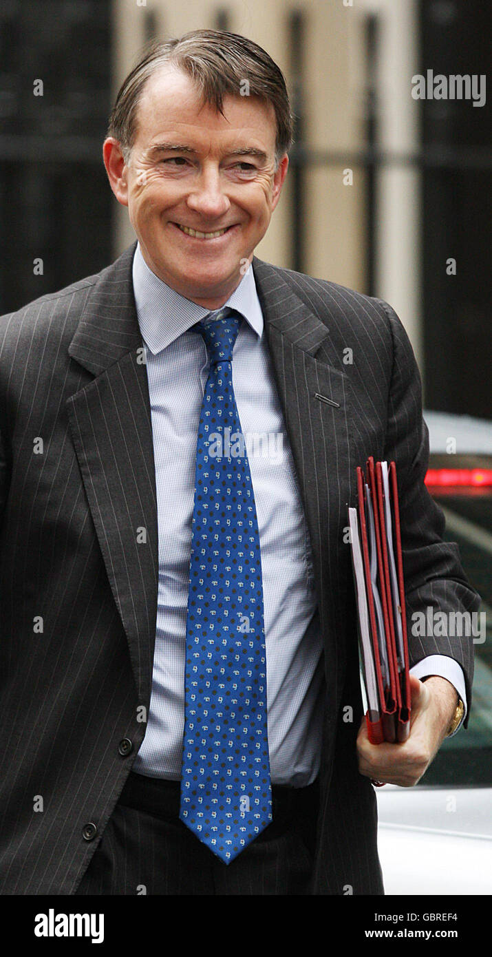 Lord Mandelson kommt in Downing Street an, um an der ersten Kabinettssitzung seit der Umbildung nach den Wahlen in der letzten Woche teilzunehmen. Stockfoto