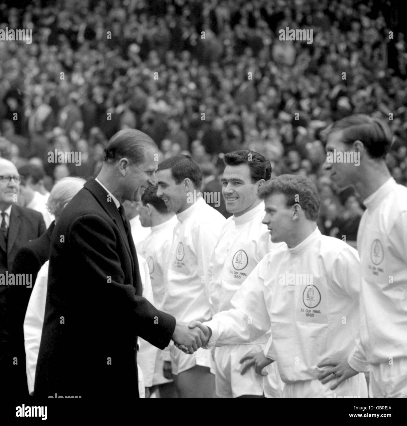 S.H. der Herzog von Edinburgh schüttelt die Hände mit Leeds United Billy Bremner (zweite R) Vor dem Spiel als Leeds' Jack Charlton (r) und Jim Storrie (dritte r) schaut auf Stockfoto