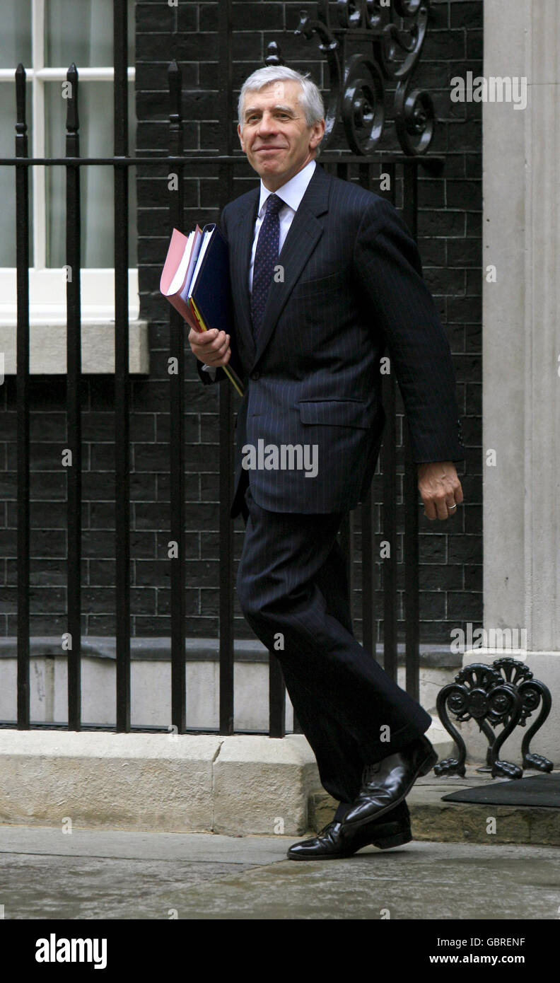 Justizminister Jack Straw verlässt die Downing Street 10 nach der ersten Kabinettssitzung seit der Umbildung. Stockfoto