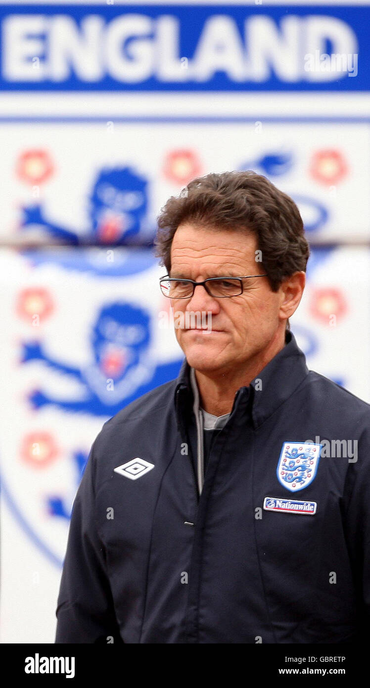 Der englische Manager Fabio Capello kommt während einer Trainingseinheit in London Colney, Hertfordshire, an. Stockfoto