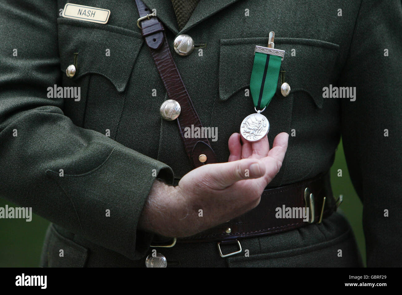 Generalleutnant Pat Nash mit seiner Distinguished Service Medal, die ihm bei einer Zeremonie in McKee Barracks, Dublin, überreicht wurde. Stockfoto