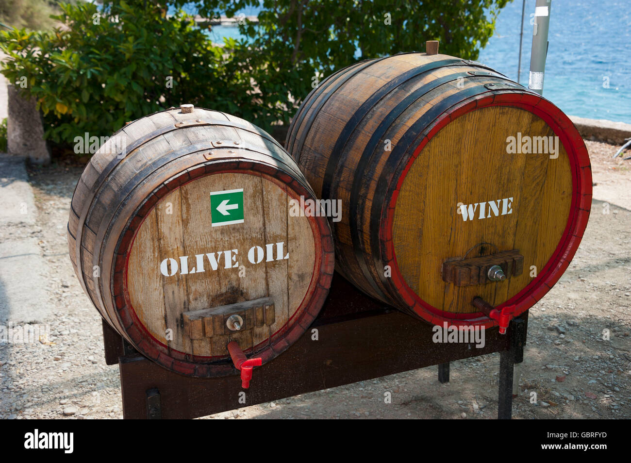 Fässer für Olivenöl und Wein, Kuciste, Halbinsel Peljesac, Dalmatien, Kroatien Stockfoto