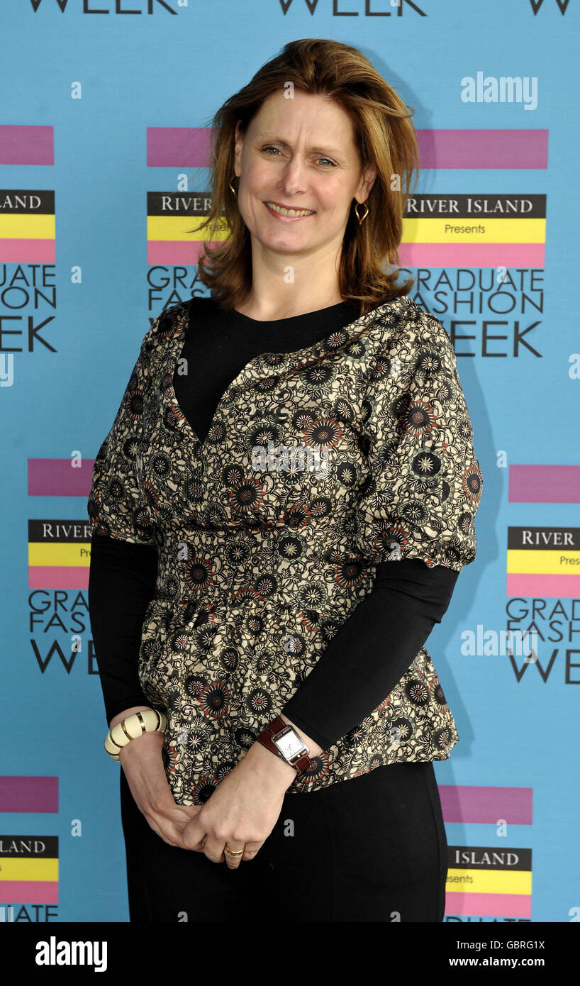 Die Frau des Premierministers Sarah Brown vor einer Karriere-Klinik am Londoner Earls Court für die Graduate Fashion Week. Stockfoto
