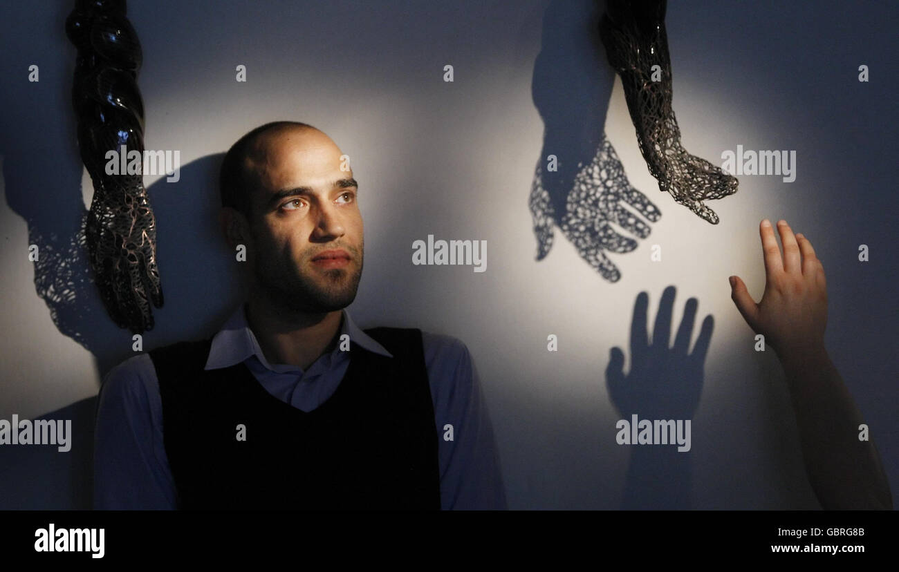 Der Künstler Ramon Beaskoetxea mit seiner Arbeit masculinity während der Eröffnung der Edinburgh College of Art Degree Show. Stockfoto