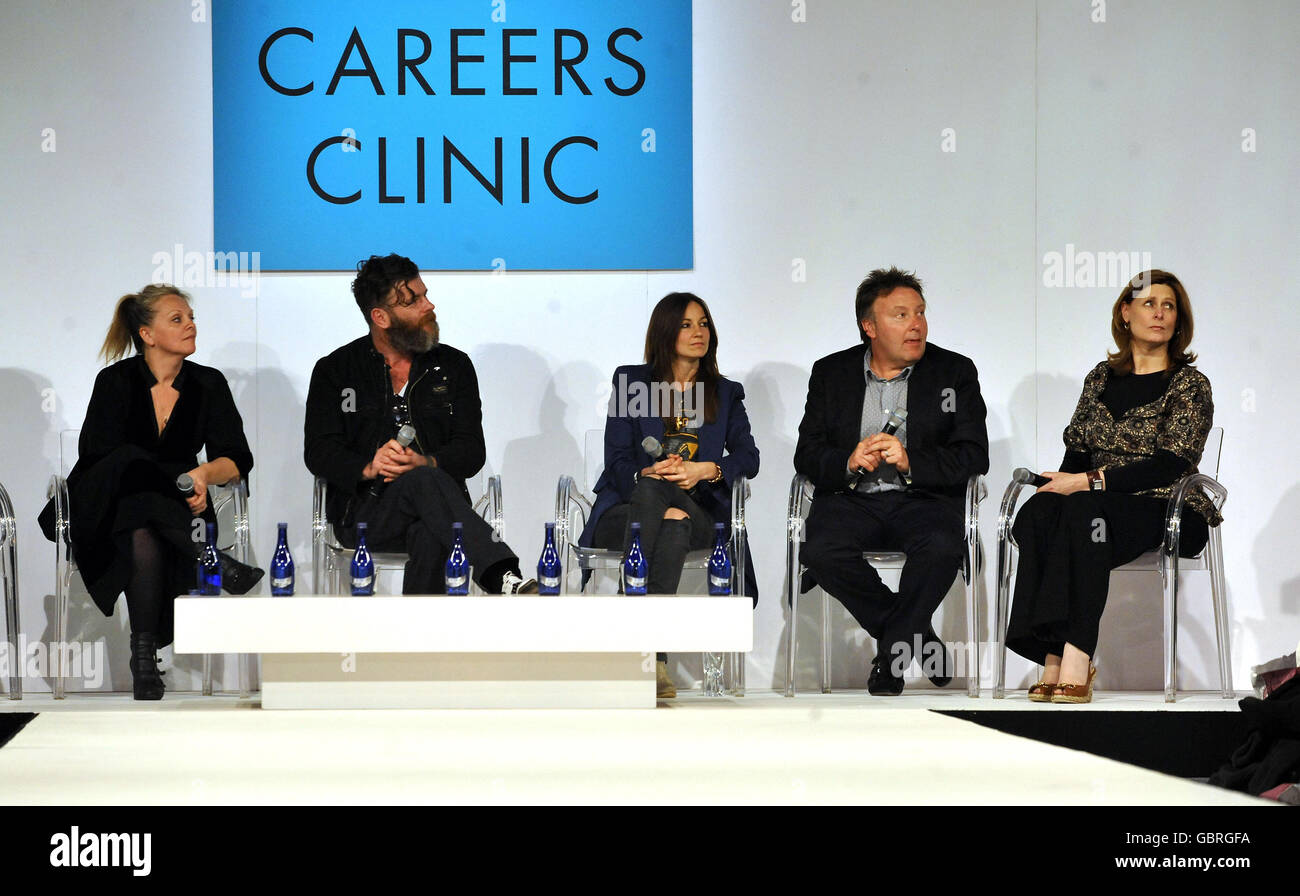 (Von links nach rechts) Alison Edmond - Creative/Fashion Director Harpers Bazaar, Mark Eley - Eley Kishimoto Designer, Vanessa Coyle - Senior Fashion Editor Harpers Bazaar, Richard Bradbury CBE - CEO von River Island, Und die Frau des Premierministers Sarah Brown im Panel einer Karriere-Klinik am Londoner Earls Court für die Graduate Fashion Week. Stockfoto