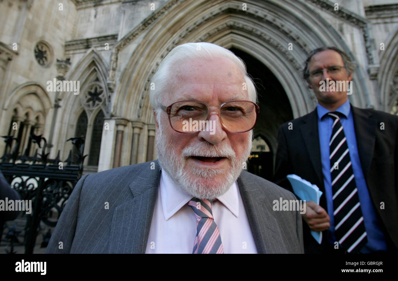 Ken Bates, Vorsitzender des Leeds United Football Club, verlässt das High Court im Zentrum von London, nachdem der ehemalige Direktor des Clubs, der Geschäftsmann Melvyn Levi, gegen ihn ein Verleumdungsverfahren angeklagt hatte. Stockfoto