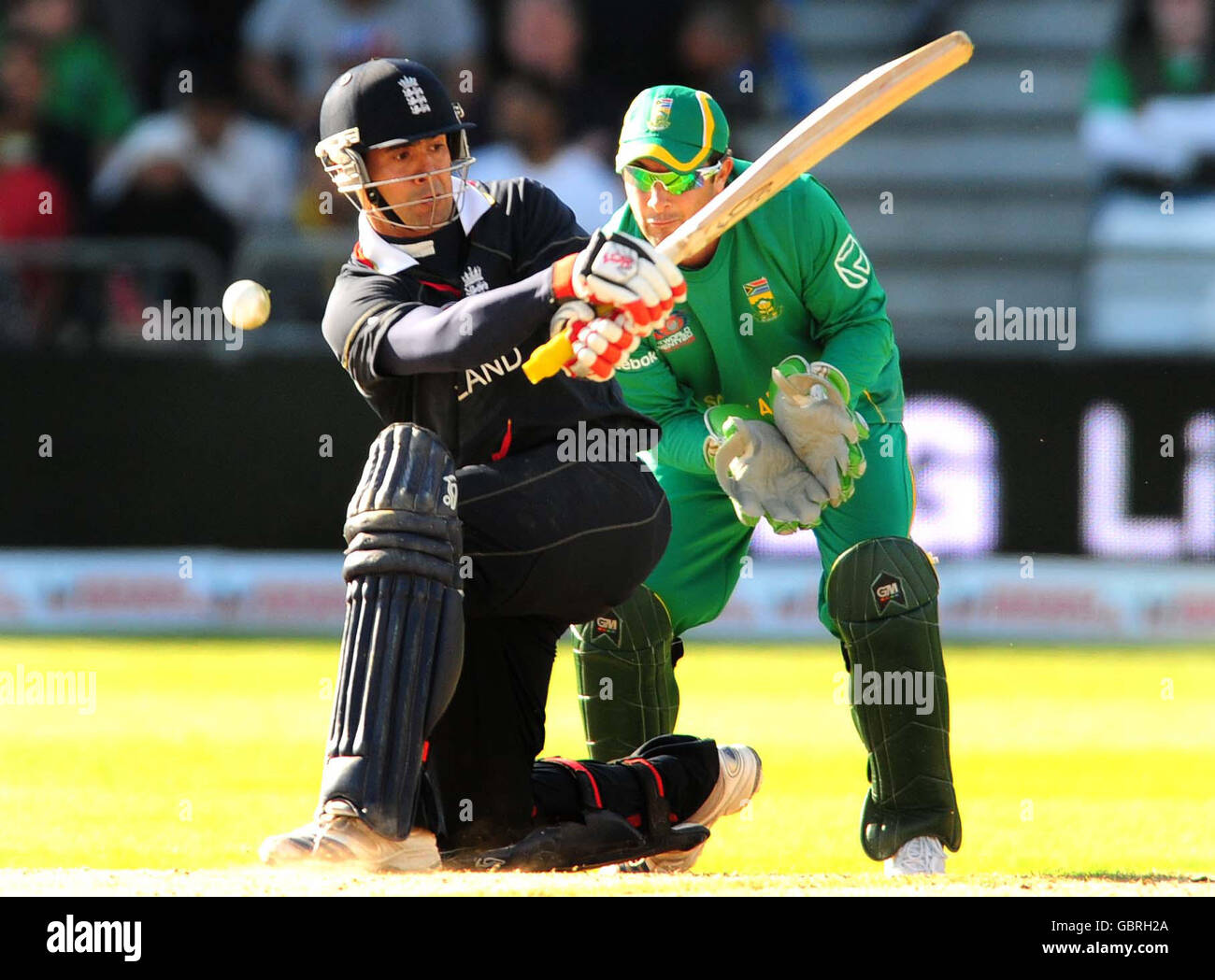 Englands Owais Shah schlägt während des ICC World Twenty20 Super Eights-Spiels in Trent Bridge, Nottingham. Stockfoto