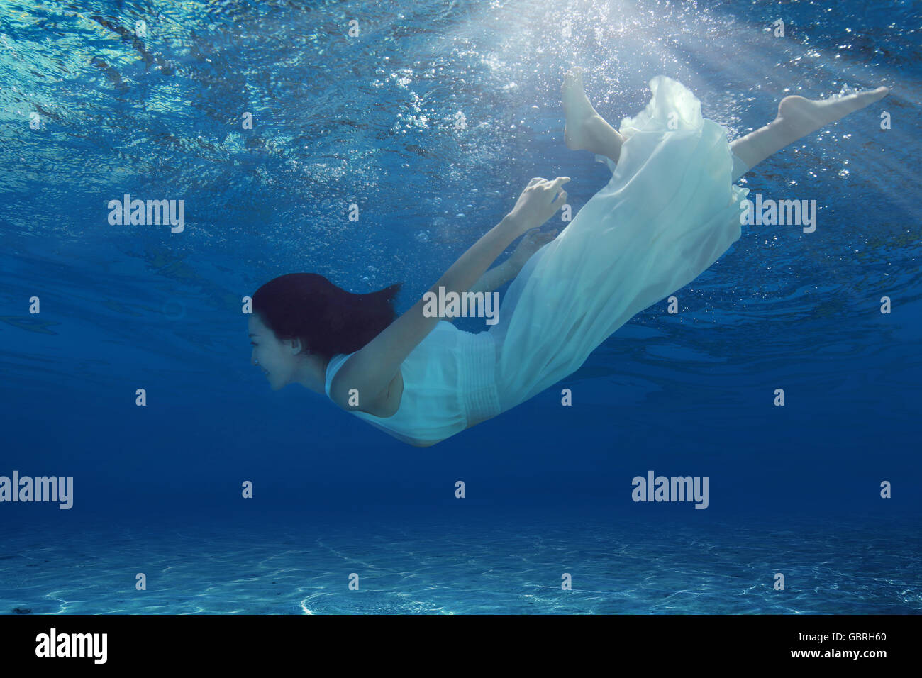 Schöne junge Frauen unter Wasser Stockfoto