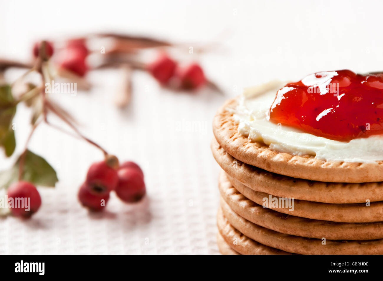 Cookies mit Frischkäse, Erdbeermarmelade und Preiselbeeren rund um Stockfoto