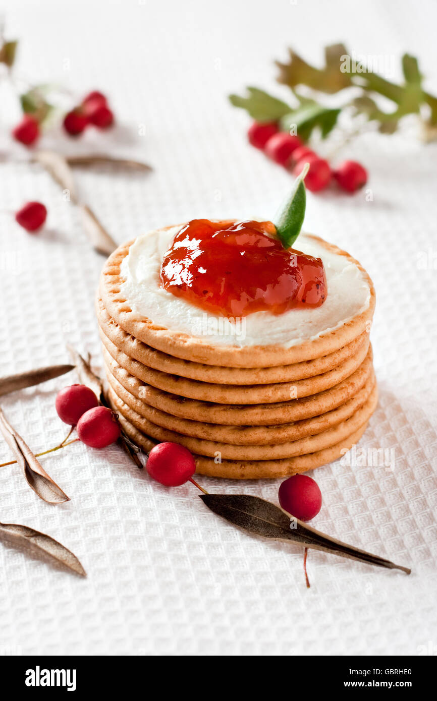 Cookies mit Frischkäse, Erdbeermarmelade und Preiselbeeren rund um Stockfoto