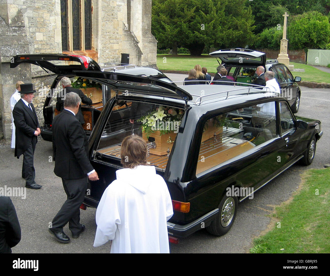 Während der Beerdigung von Samuel Putick, 5, und den Eltern Neil, 34, und Kazumi wird ein Sarg in einen Leichenwagen gelegt, 44, die starb, als sie in Beachy Head in East Sussex zu Tode kamen. Stockfoto