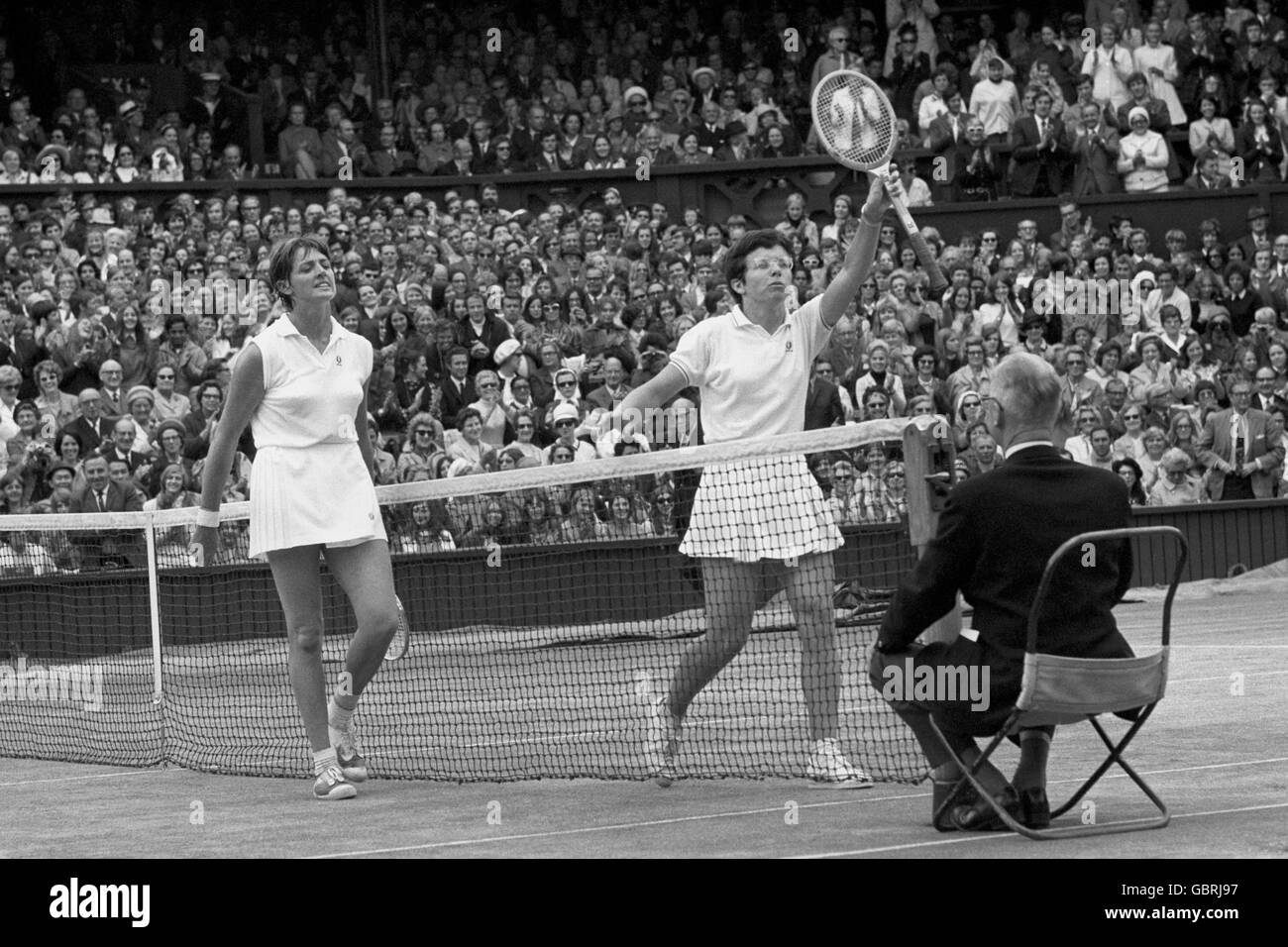 Tennis - Wimbledon Championships - Dameneinzel - Finale - Margaret Court gegen Billie Jean King. Billie Jean King (r) begrüßt die Menge, nachdem sie Margaret Court verloren hat (l) Stockfoto