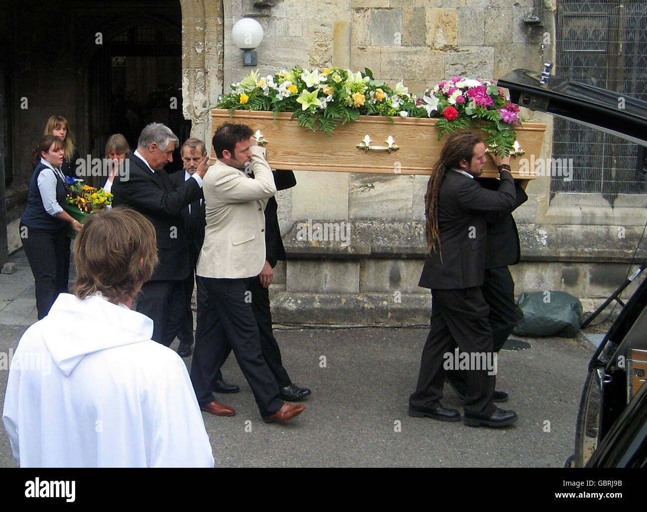 Ein Sarg wird während der Beerdigung von Samuel Puttick, 5, und Eltern Neil, 34, und Kazumi, 44, die starb, als sie zu ihrem Tod in Beachy Head in East Sussex fiel durchgeführt. Stockfoto