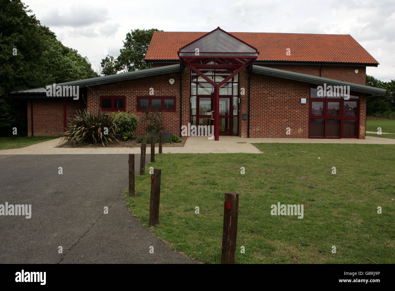 Allgemeine Ansicht der Acton Village Hall und der Scout Hütte in Acton Sudbury. Ein sechsjähriger Junge ist im Krankenhaus gestorben, nachdem er von der Strour in Sudbury gezogen wurde, nachdem er während eines organisierten Beaver Scout-Ausflugs ins Wasser gefallen war. Stockfoto