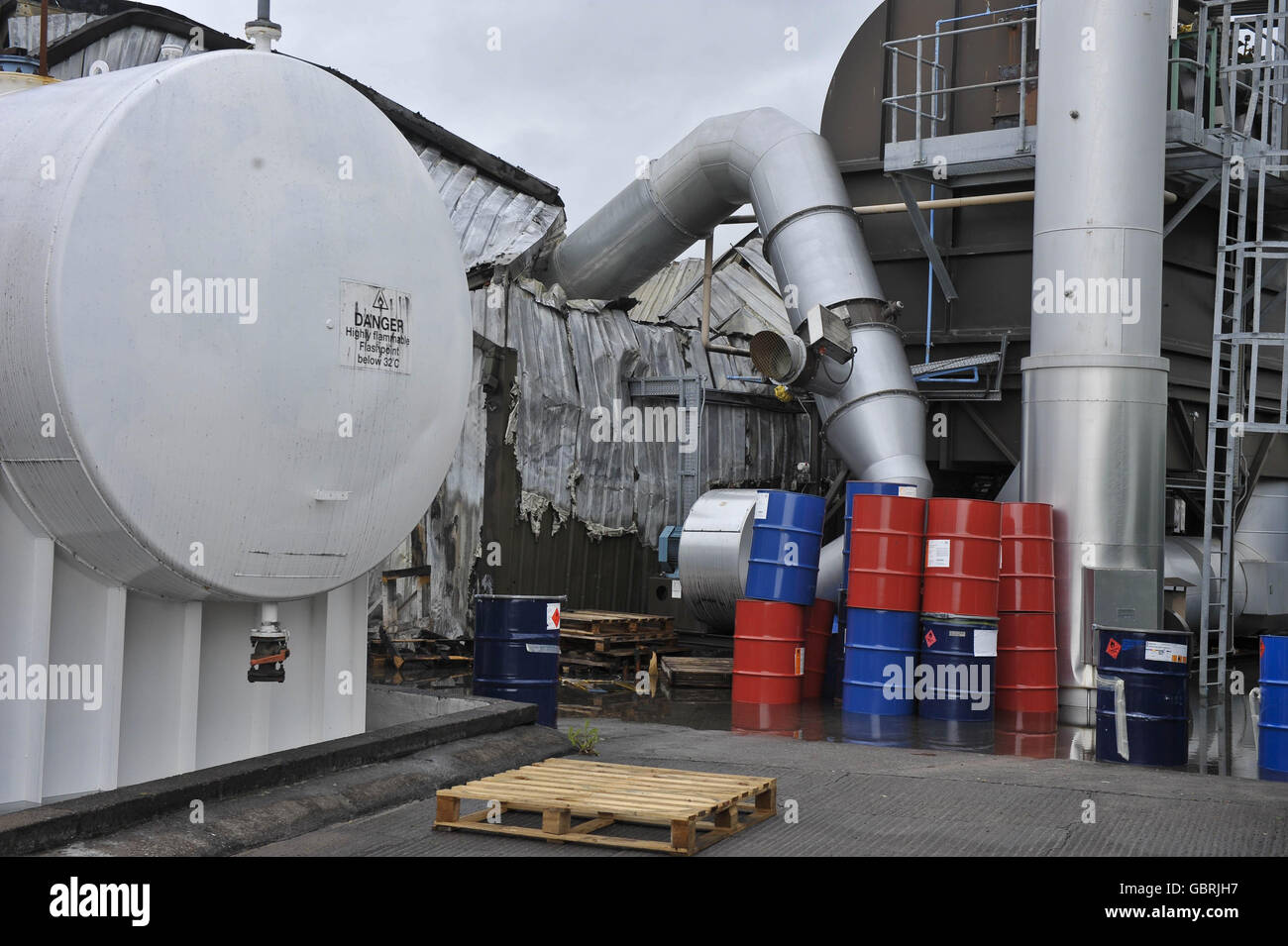 Ein allgemeiner Blick auf den Brandort auf einem Industriegelände an der Glendower Road, Hereford. Stockfoto