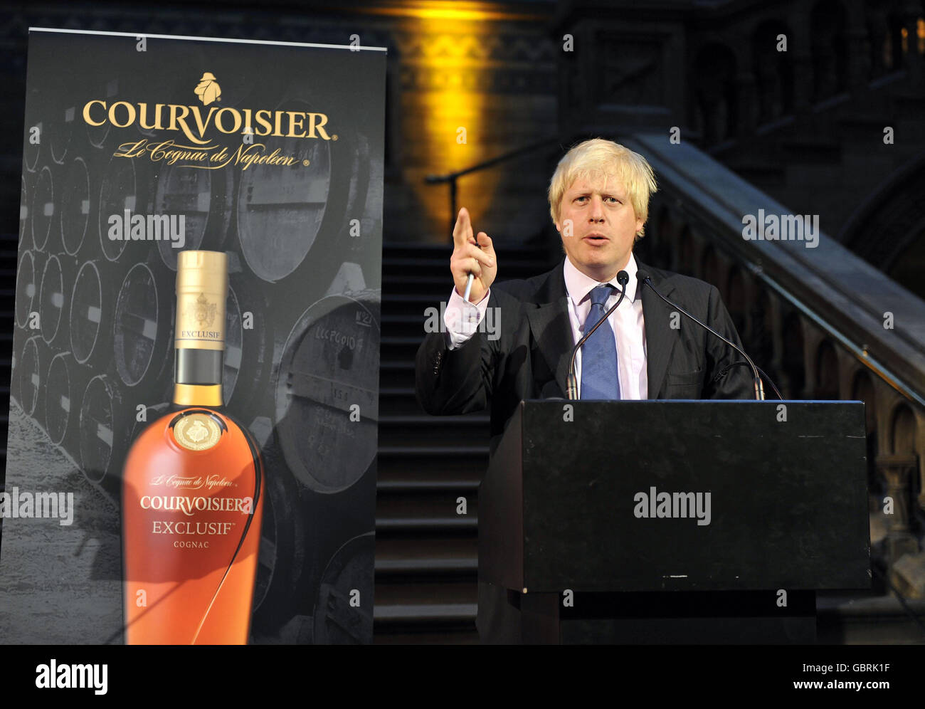 Boris Johnson, Bürgermeister von London, spricht während des Maskenballs der Courvoisier Square Mile im Natural History Museum im Zentrum von London. Stockfoto