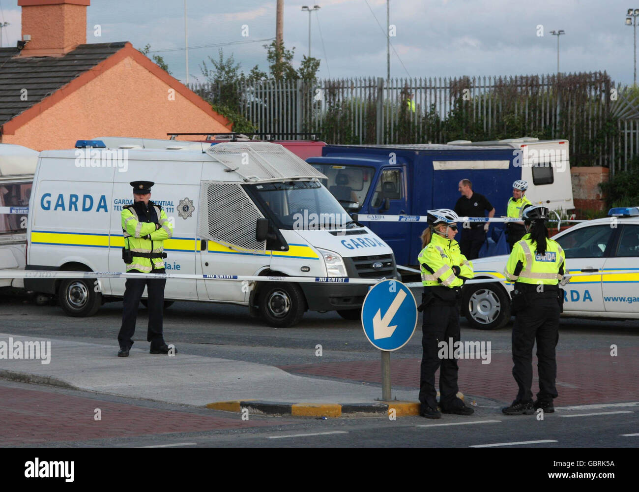 Gardai am Schauplatz auf der Grove Lane der Malahide Road in Dublin, wo ein 20-jähriger Mann an diesem Abend niedergeschossen wurde. Stockfoto