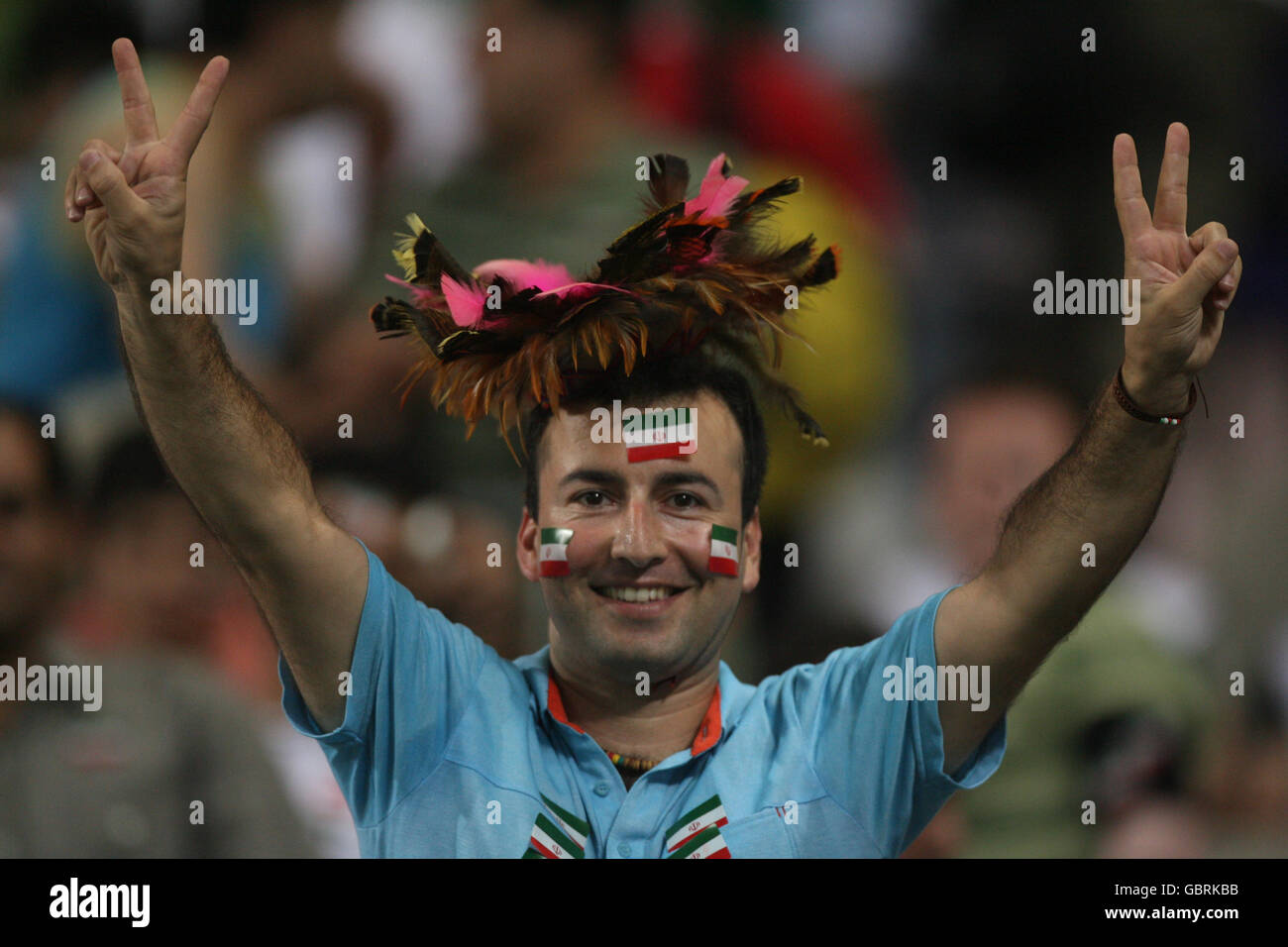 Fußball - FIFA Fußball-Weltmeisterschaft 2010 - Qulaifying Round - Gruppe zwei - Südkorea gegen Iran - Seoul World Cup Stadium. Ein Iran-Fan zeigt seine Unterstützung auf den Tribünen Stockfoto