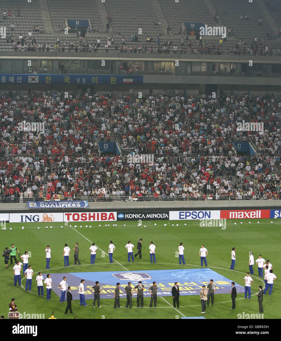 Fußball - FIFA Fußball-Weltmeisterschaft 2010 - Qulaifying Round - Gruppe zwei - Südkorea gegen Iran - Seoul World Cup Stadium. Vor dem Anstoß wird eine Flagge des südkoreanischen Fußballverbands vorgeführt Stockfoto
