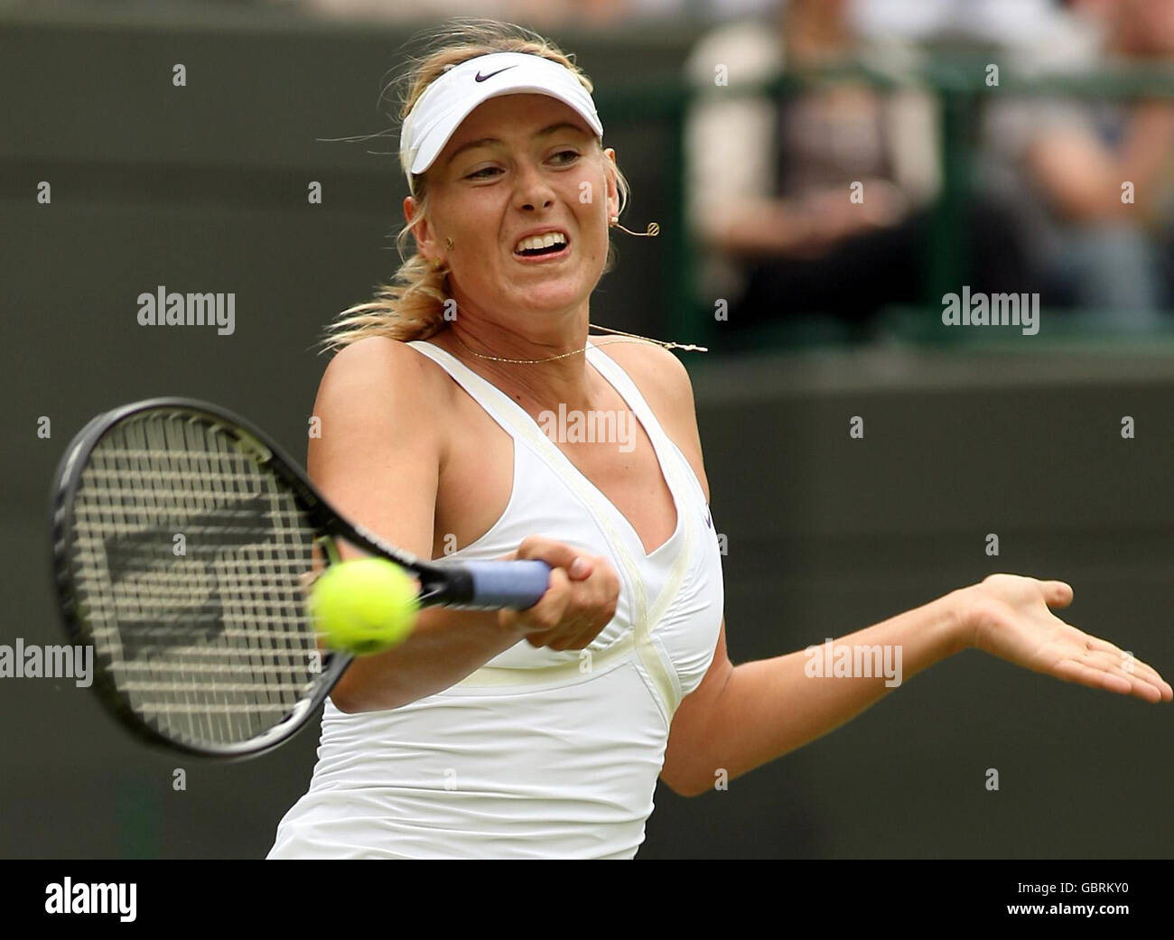 Die Russin Maria Sharapova ist während der Wimbledon Championships 2009 im All England Lawn Tennis and Croquet Club, Wimbledon, London, gegen die Ukrainerin Viktoriya im Einsatz. Stockfoto