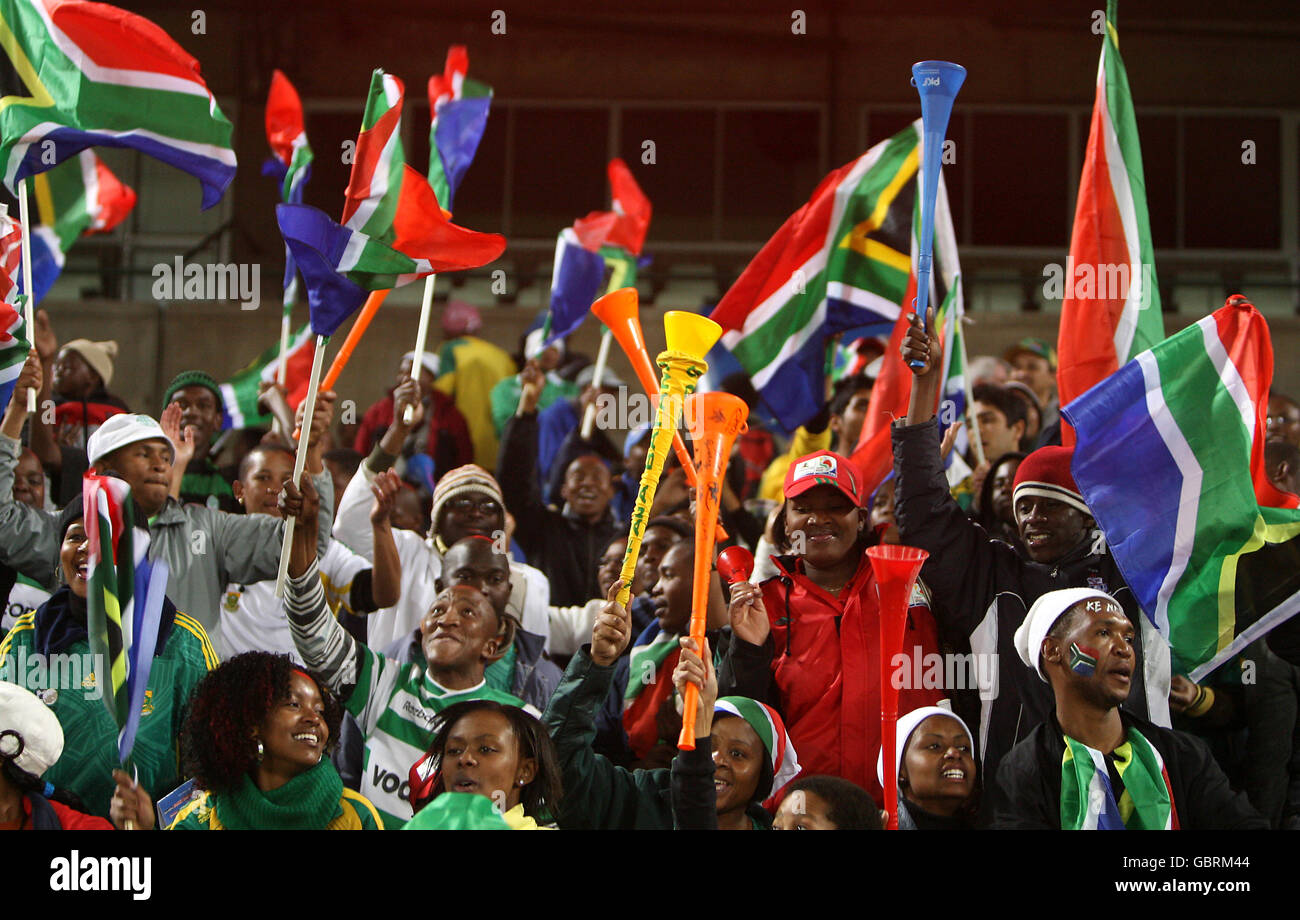 Fußball - Confederations Cup 2009 - Gruppe A - Spanien - Südafrika - Free State Stadium. Südafrikanische Fans zeigen ihre Unterstützung auf den Tribünen Stockfoto