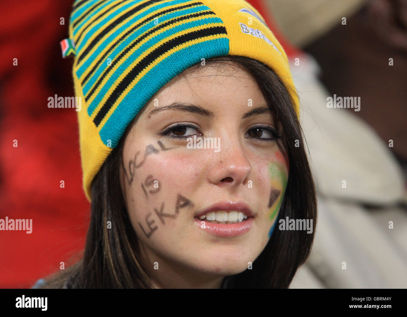 Fußball - Confederations Cup 2009 - Gruppe A - Spanien - Südafrika - Free State Stadium. Ein südafrikanischer Fan zeigt ihre Unterstützung auf den Tribünen Stockfoto