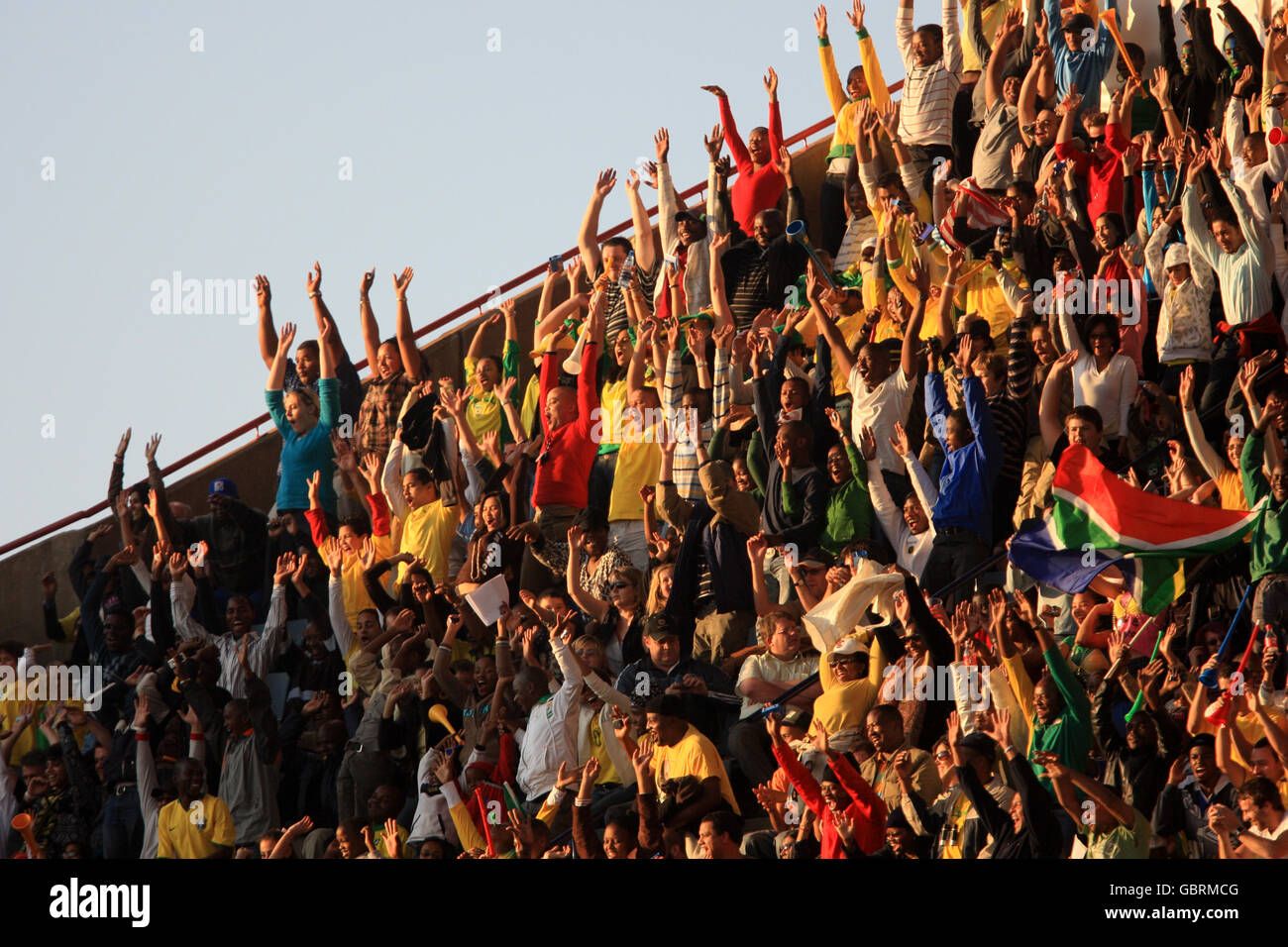 Fußball - Konföderationen Cup 2009 - Gruppe B - USA / Brasilien - Loftus Versfeld. Brasilien-Fans jubeln auf ihrer Seite in den Tribünen Stockfoto