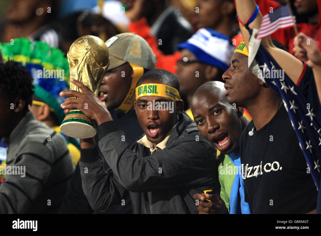 Fußball - Konföderationen Cup 2009 - Gruppe B - USA / Brasilien - Loftus Versfeld. Die Fans jubeln auf den beiden Seiten in den Tribünen Stockfoto