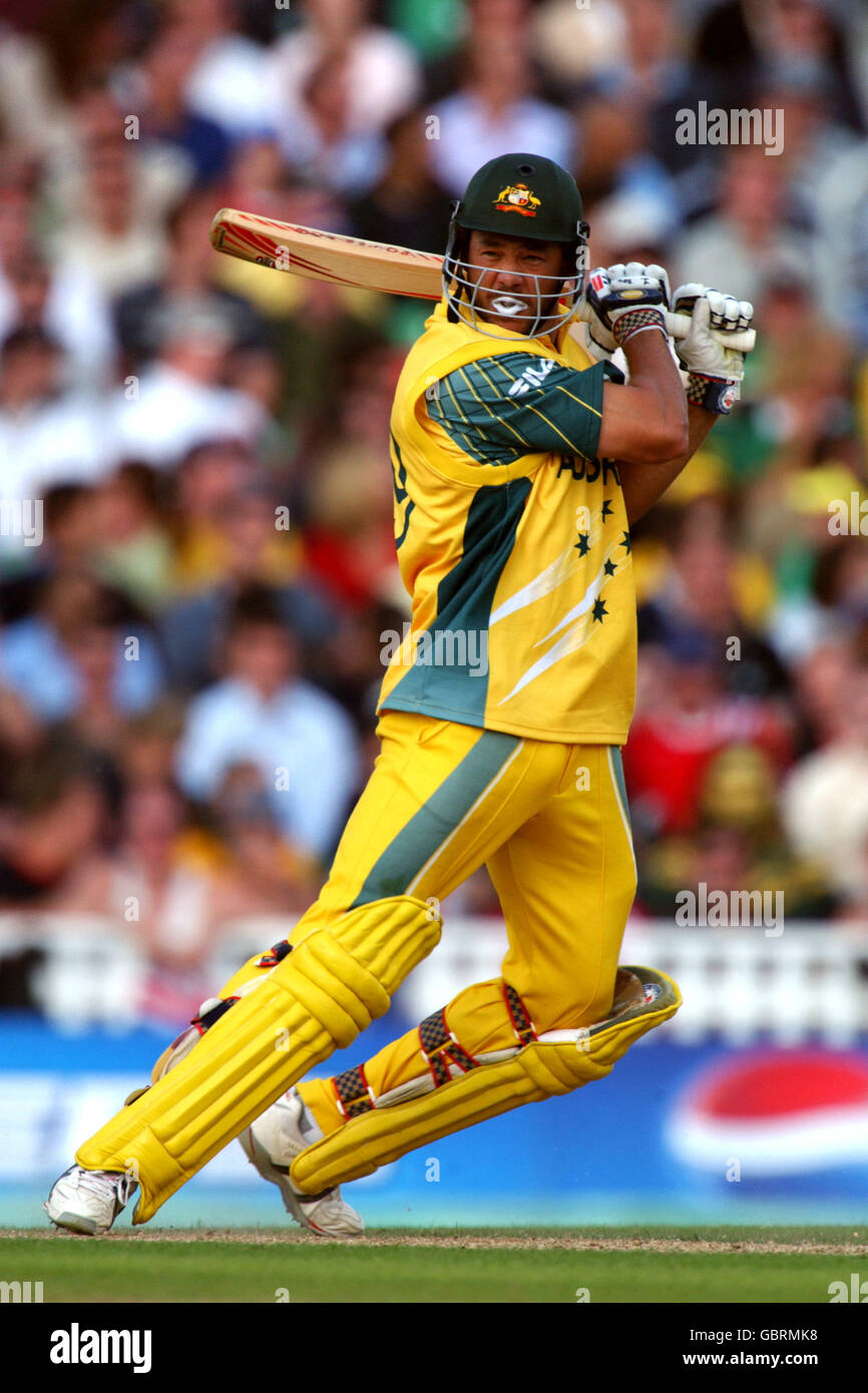 Cricket - ICC Champions Trophy 2004 - Australien / Neuseeland. Der Australier Andrew Symonds erreicht auf dem hs-Weg eine Viererzahl, einen ungeschlagenen Einundsiebzig und den „Mann des Spiels“-Preis Stockfoto