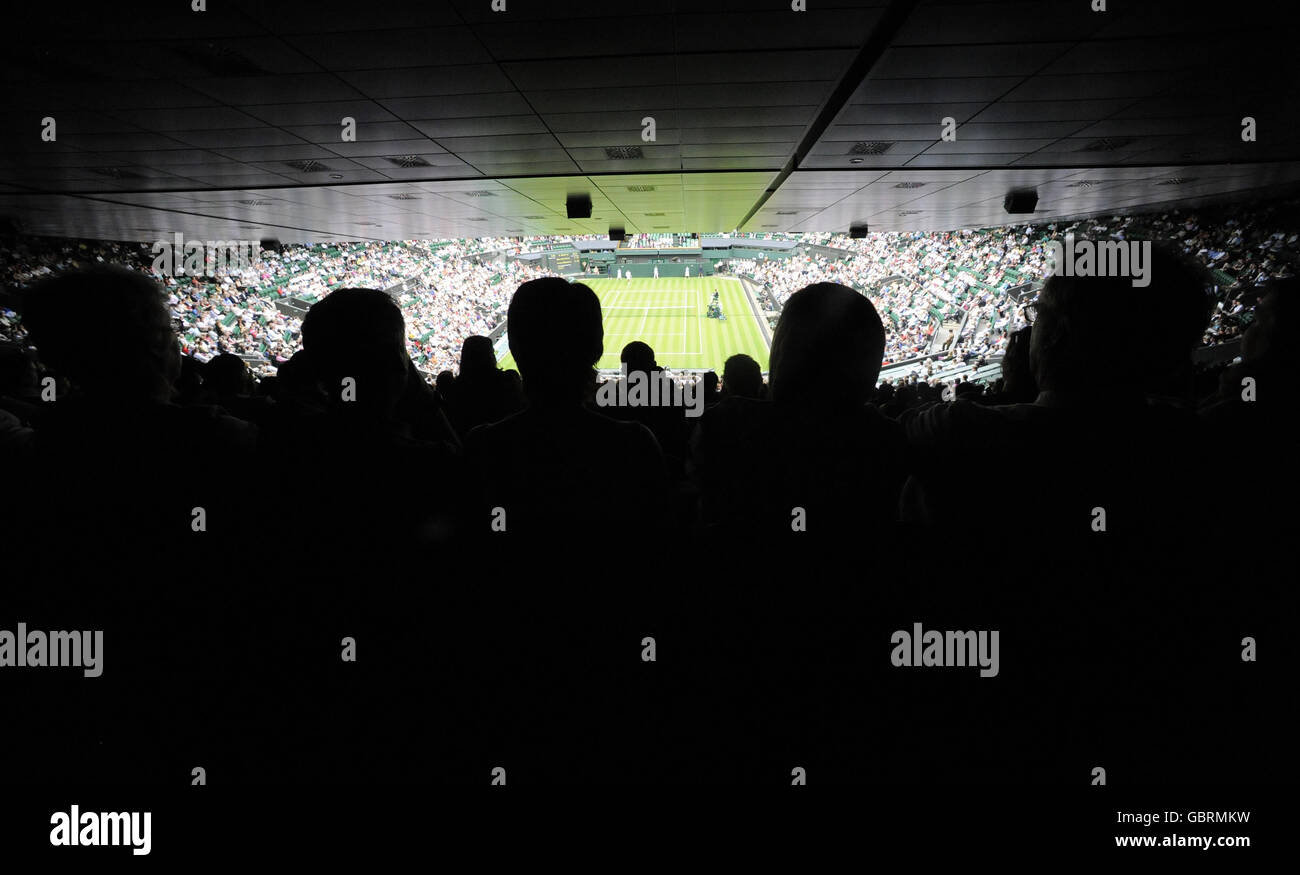 Ein Blick auf den Centre Court als Frankreichs Julien Benneteau Serbiens Novak Djokovic während der Wimbledon Championships 2009 im All England Lawn Tennis and Croquet Club, Wimbledon, London. Stockfoto