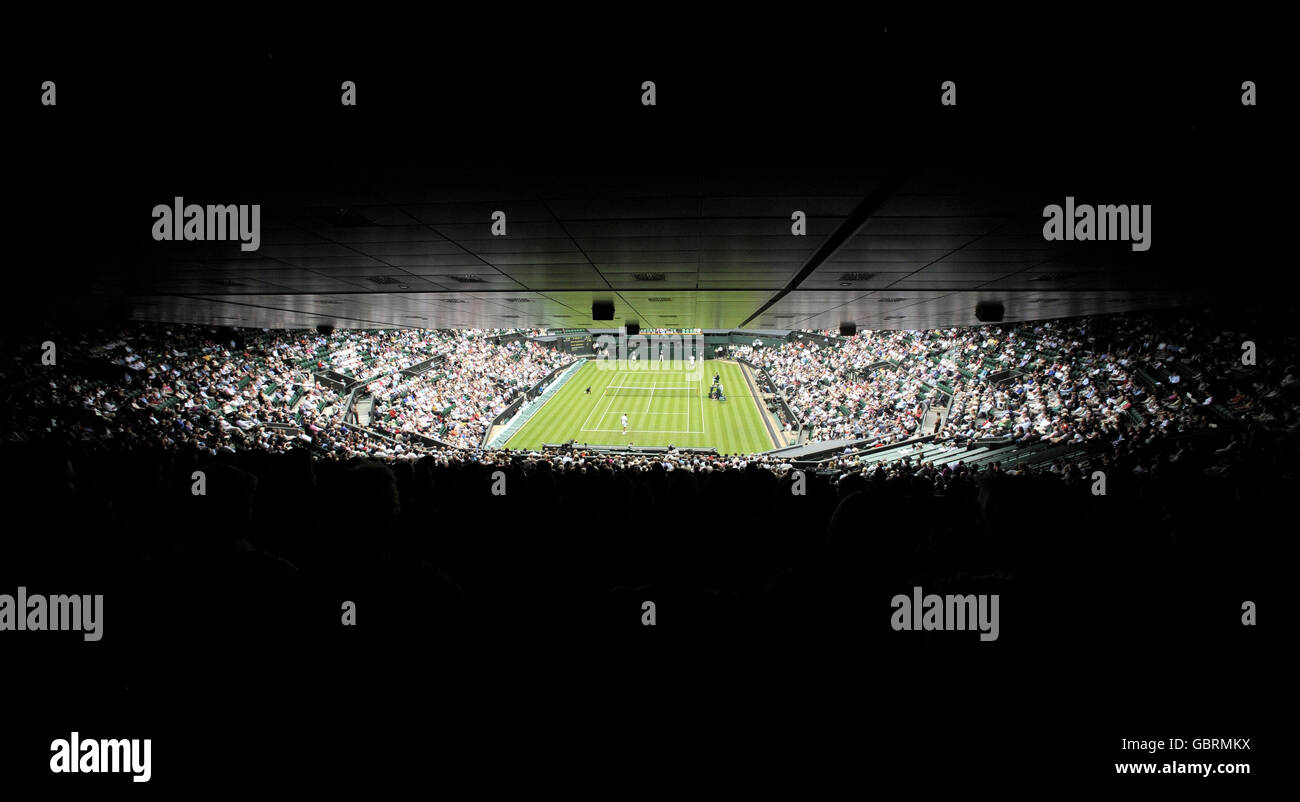 Ein Blick auf den Centre Court als Frankreichs Julien Benneteau Serbiens Novak Djokovic während der Wimbledon Championships 2009 im All England Lawn Tennis and Croquet Club, Wimbledon, London. Stockfoto