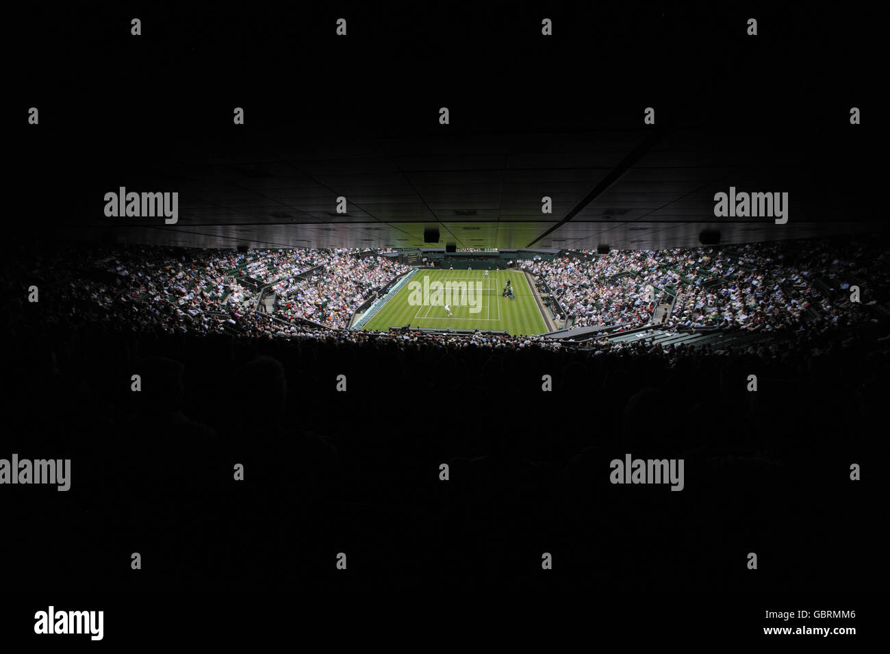 Ein Blick auf den Centre Court als Frankreichs Julien Benneteau Serbiens Novak Djokovic während der Wimbledon Championships 2009 im All England Lawn Tennis and Croquet Club, Wimbledon, London. Stockfoto