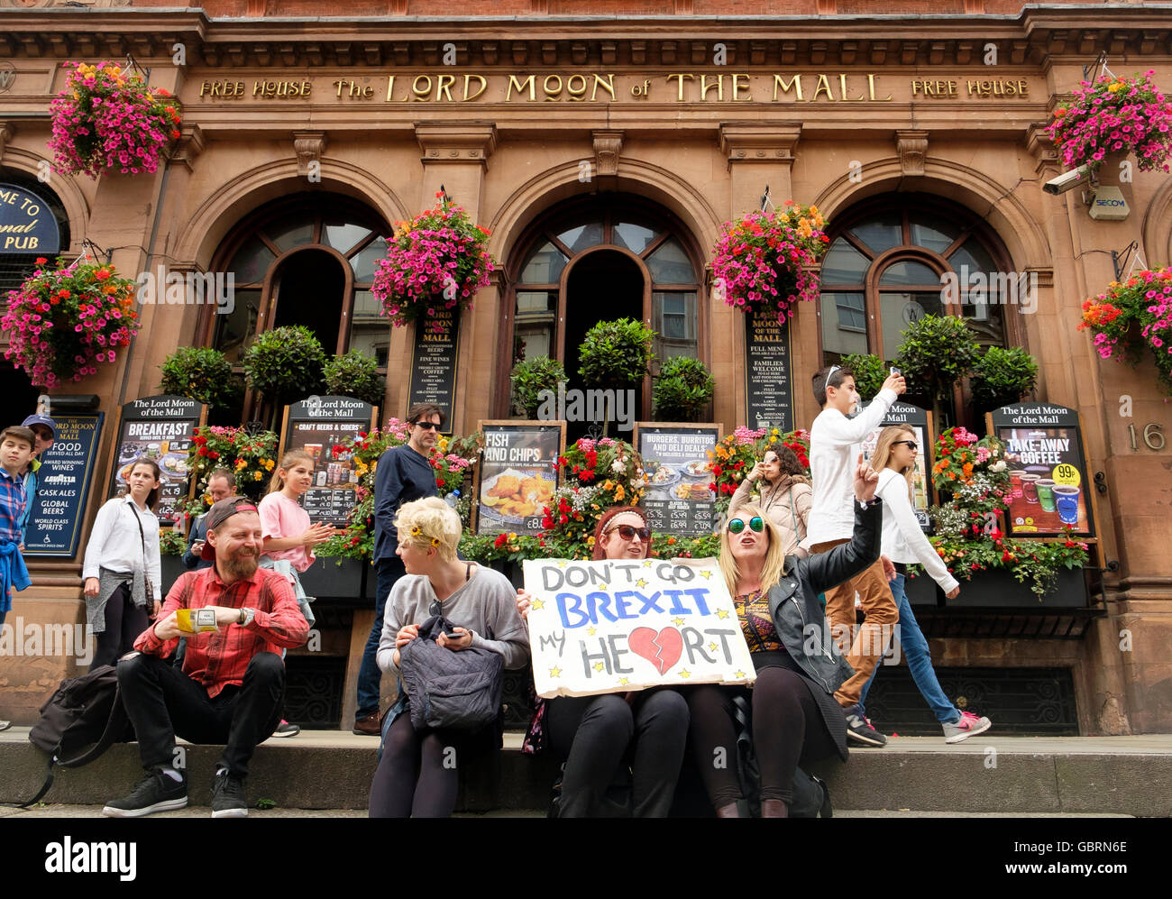 London, Großbritannien, 2. Juli 2016: die Demonstranten auf der Marsch für Europa Demonstration vor ein Wetherspoons Kneipe an der Mall Stockfoto