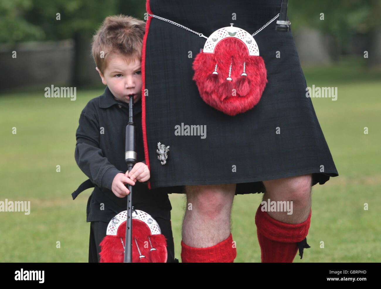 Kevin MacDonald und sein Sohn Adam von den Red Hot Chili Pipers starten The Gathering 2009, ein Festival mit Veranstaltungen wie Highland Games, Piping, Highland Dancing und einem Clandorf, das am 25. Und 26. Juli im Holyrood Park in Edinburgh stattfinden wird. Stockfoto