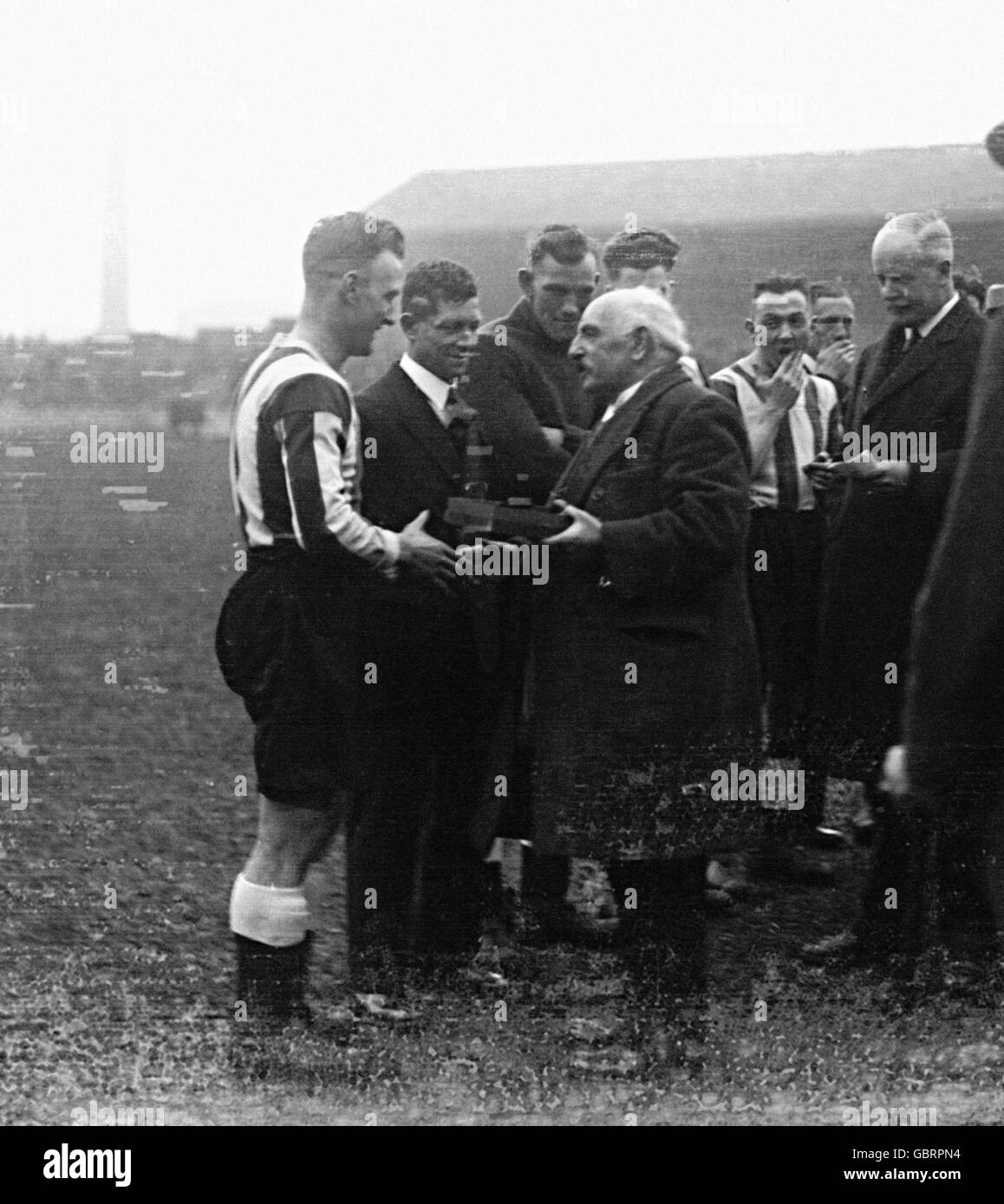 Notts County Spieler erhalten ihre Medaillen nach dem Gewinn der Förderung aus der dritten Division Süd. **beschädigte Platte** Stockfoto