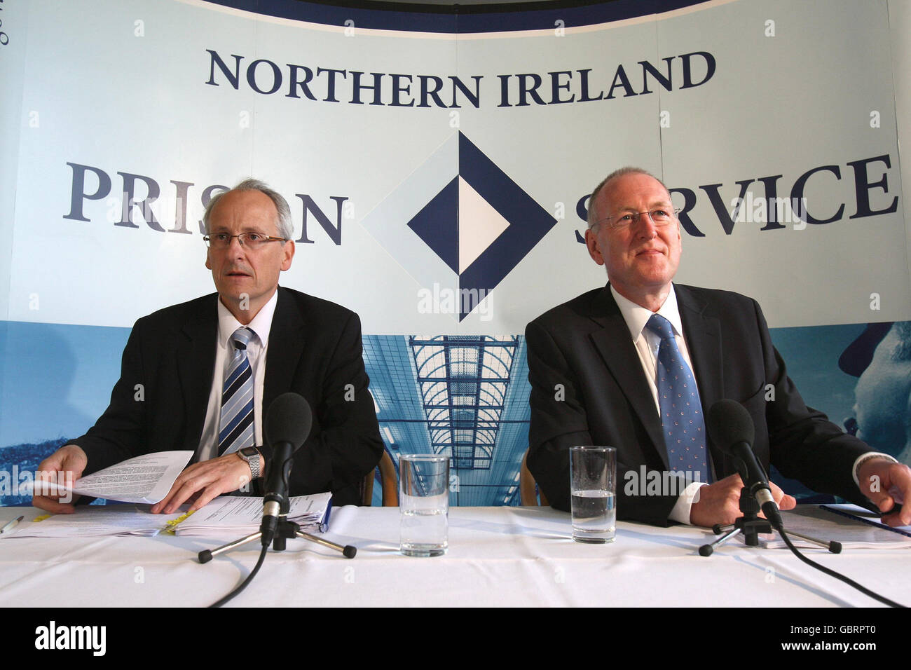 Robin Masefield (links), Direktor des Gefängnisdienstes, und der nordirische Minister Paul Goggins bei einer Pressekonferenz im Hillsborough Castle. Stockfoto