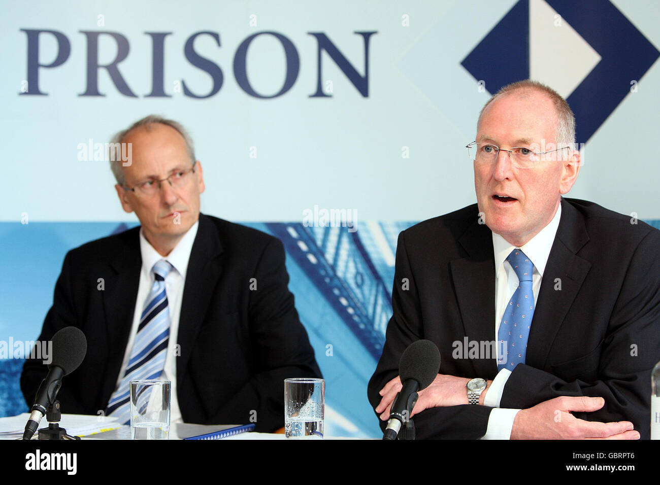 Robin Masefield (links), Direktor des Gefängnisdienstes, und der nordirische Minister Paul Goggins bei einer Pressekonferenz im Hillsborough Castle. Stockfoto